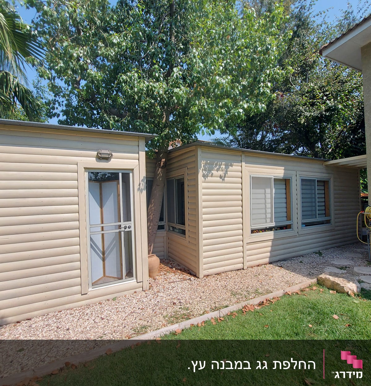 מבנה עץ עם דלת זכוכית וחלונות, צינור מים צהוב